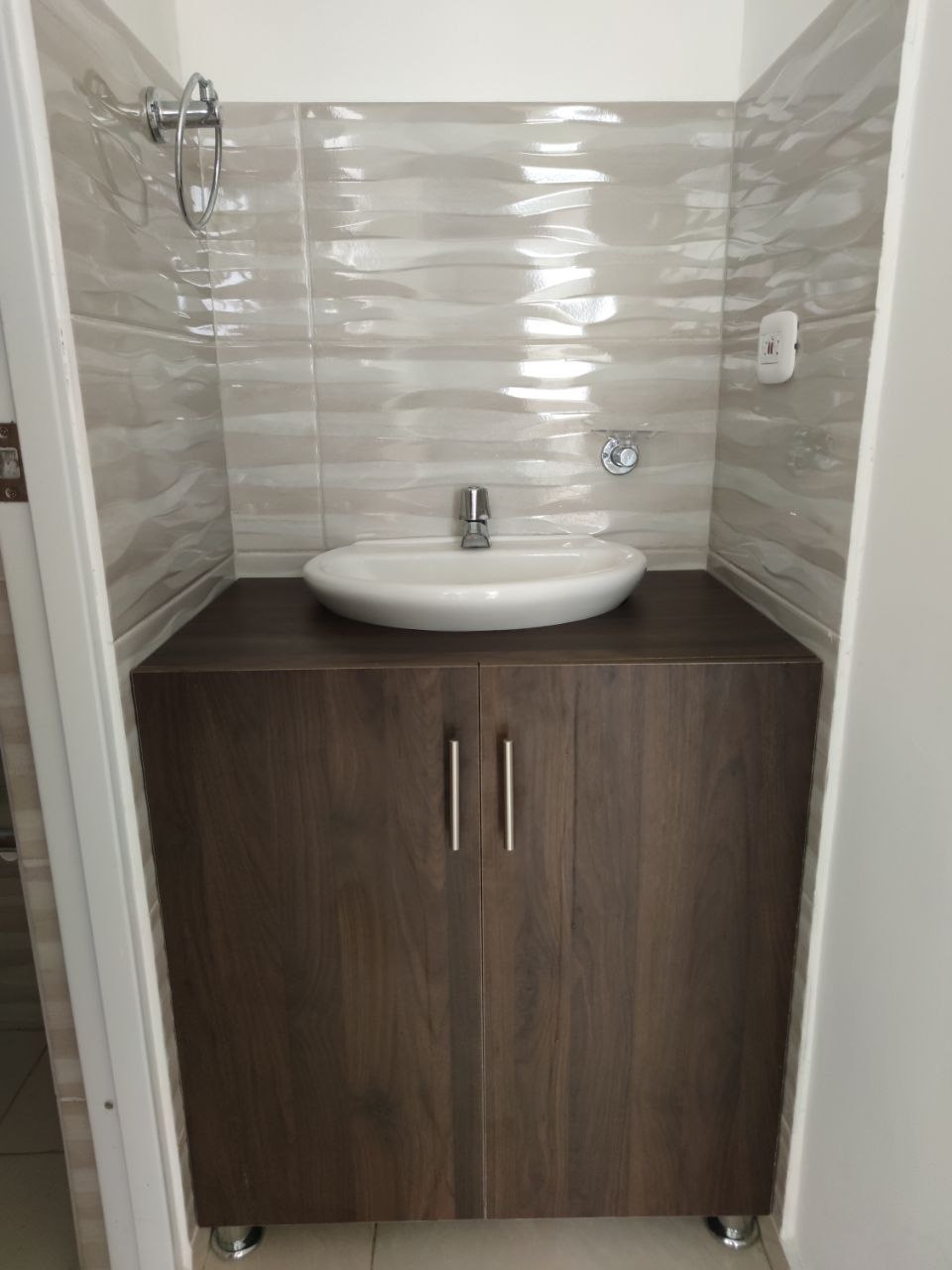 Mueble de baño con espacio para lavamanos