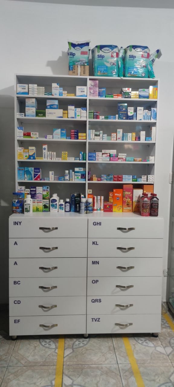 Estante para farmacia con cajones organizadores