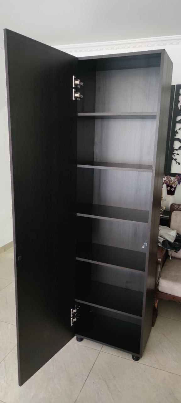 Ropero con espejo de cuerpo entero - puerta abierta