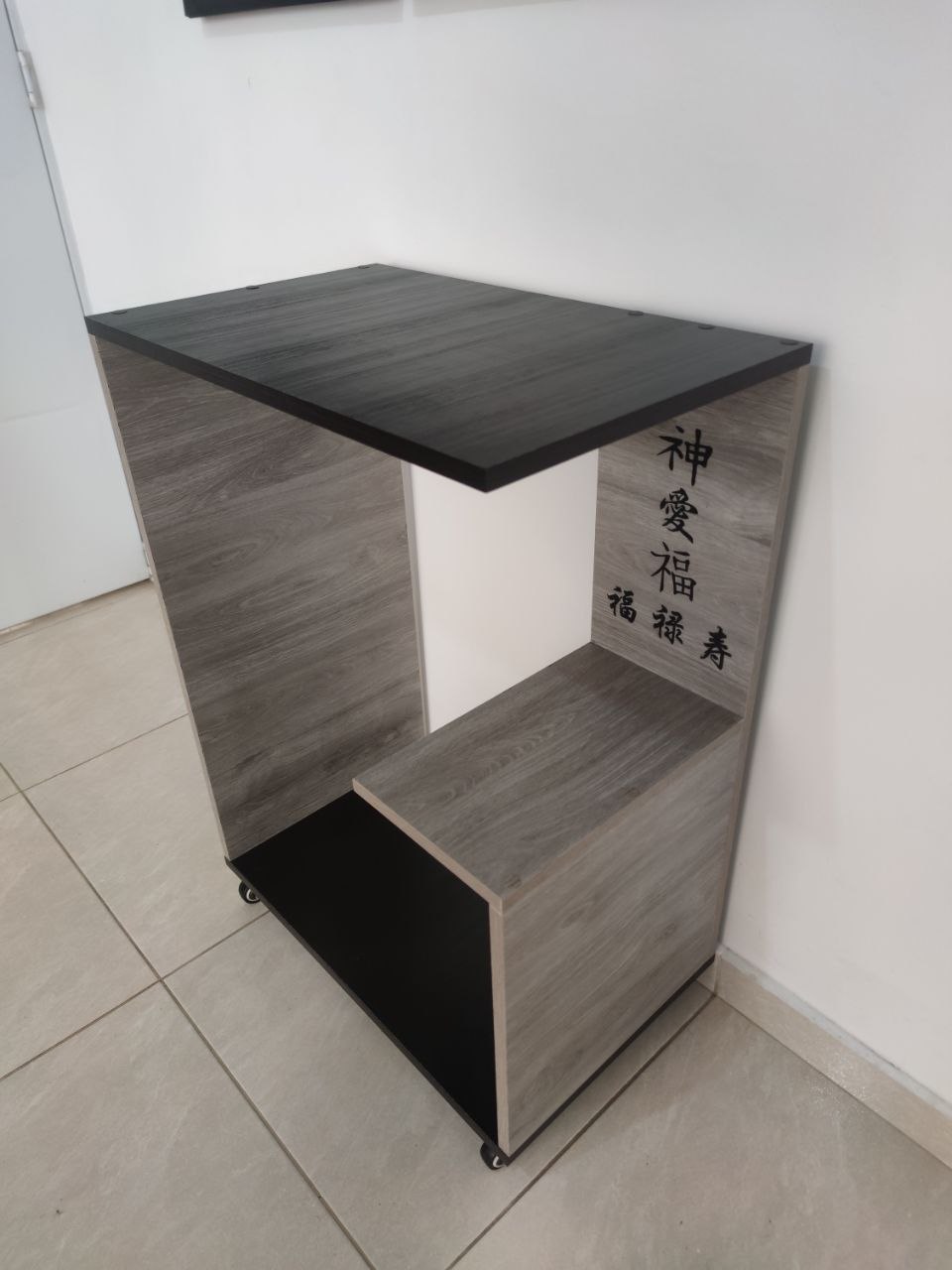 Mesa auxiliar con ruedas y grabado decorativo