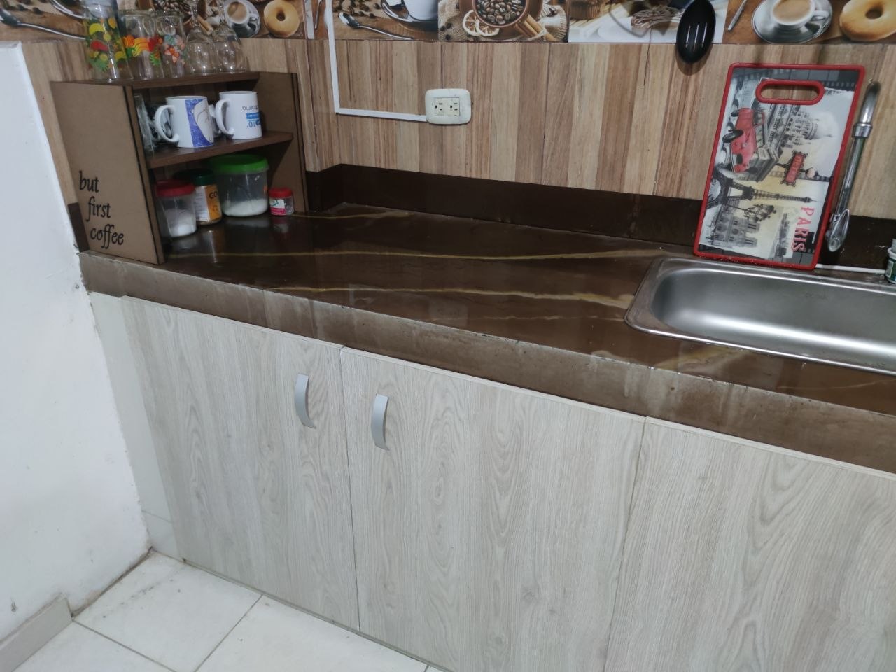 Mesón de cocina con cubierta en resina epóxica