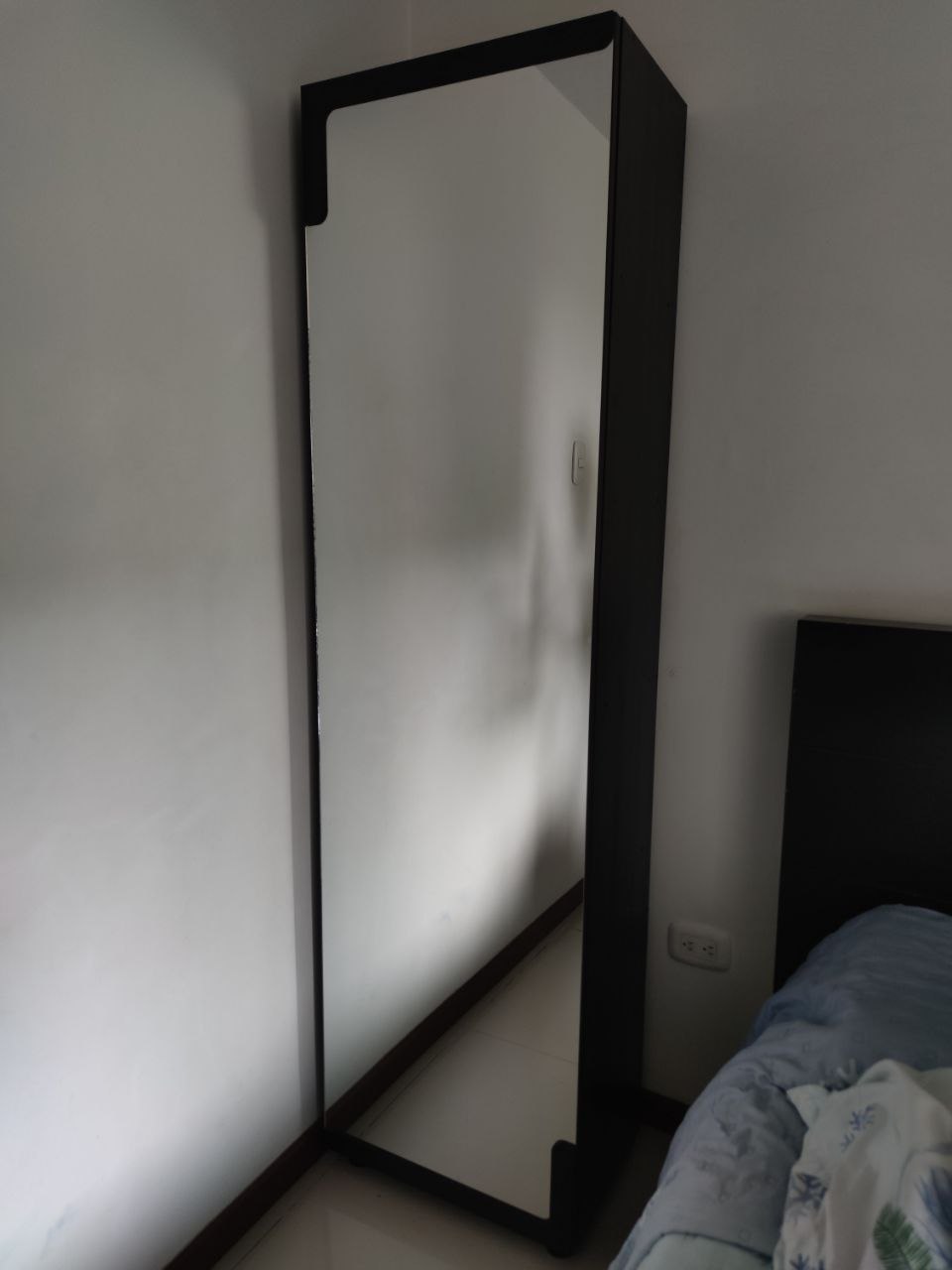 Ropero con espejo de cuerpo entero - puerta cerrada